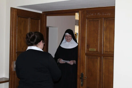 Anne-Kathrin wird von der Priorin an der Klausurtür in Empfang genommen.