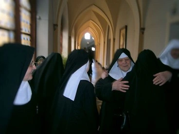 Schwestern bei der Begrüßung im Kreuzgang der Benediktinerinnen in Köln-Raderberg.