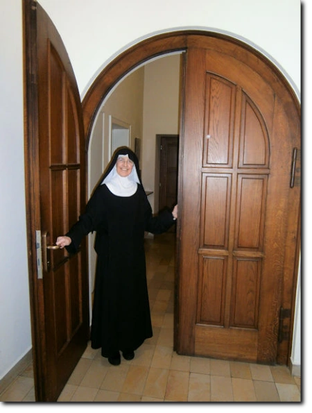 Schwester Raphael in der Eingangstür des Klosters der Benediktinerinnen vom Heiligsten Sakrament Osnabrück.