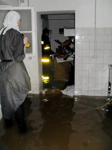 Überschwemmung im Kloster. Die Schwestern und Helfer beim Wasserschöpfen. 