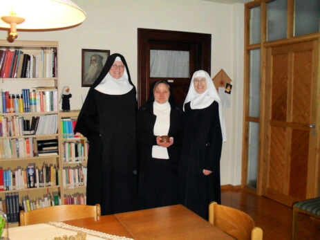 Sarah Graudenz nach ihrem Eintritt im Noviziat mit Sr. Eva-Maria und Sr. Raphael.