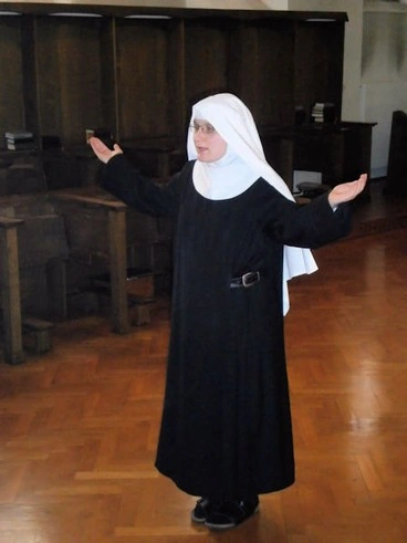 Schwester Hannah während ihrer Triennalprofess singt das "Suscipe me", den Professgesang.